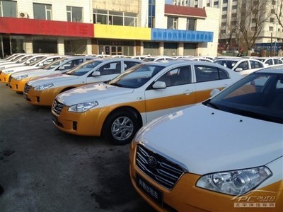 奔騰B50出租車強(qiáng)勢(shì)入駐邢臺(tái)瑞騰4S店 引領(lǐng)出租行業(yè)新潮流